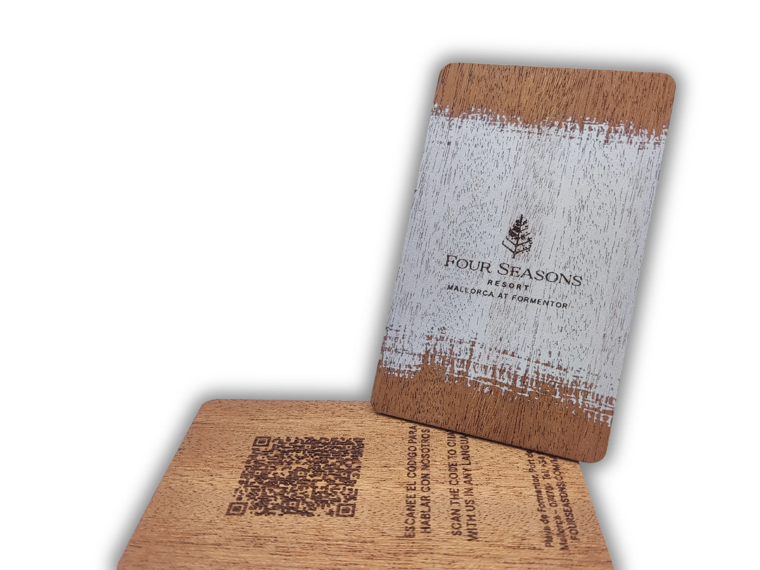 Anverso y reverso de las tarjetas de madera del Four Seasons Resort Mallorca at Formentor, referencia de PrintPlast